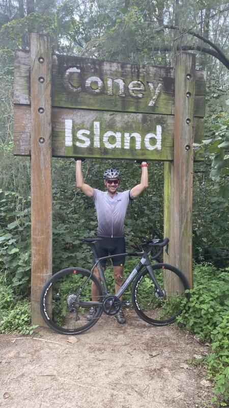 奥迪新加坡董事总经理马库斯·舒斯特去年带领公司同仁,支持一项线上骑车筹款活动。(受访者提供)