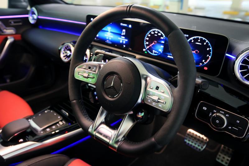 三幅D形方向盘右下方，设有切换驾驶模式的旋钮，切换方便。