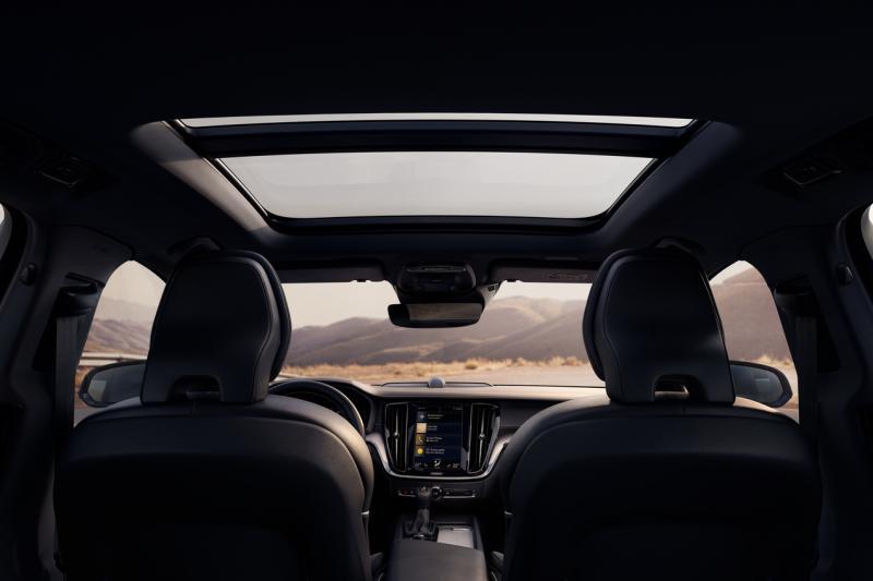 天窗让车室显得更为明亮。