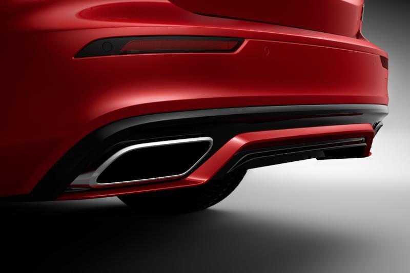 车尾排气管设计暗示了车子的动态性格。