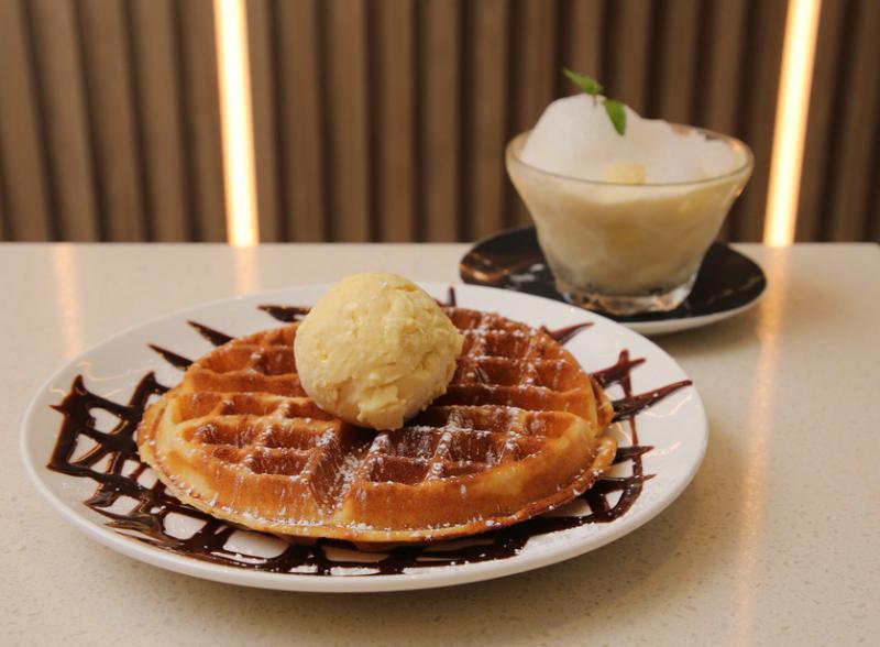 Durian Lab Cafe自制榴梿雪糕配格子松饼,还有榴梿西米露。(唐家鸿摄)