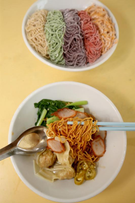 传承三代人的一碗云吞面,一做就是56年。曹记用的面条是自己生产,有菠菜面、紫菜面、番茄面、全麦面等。