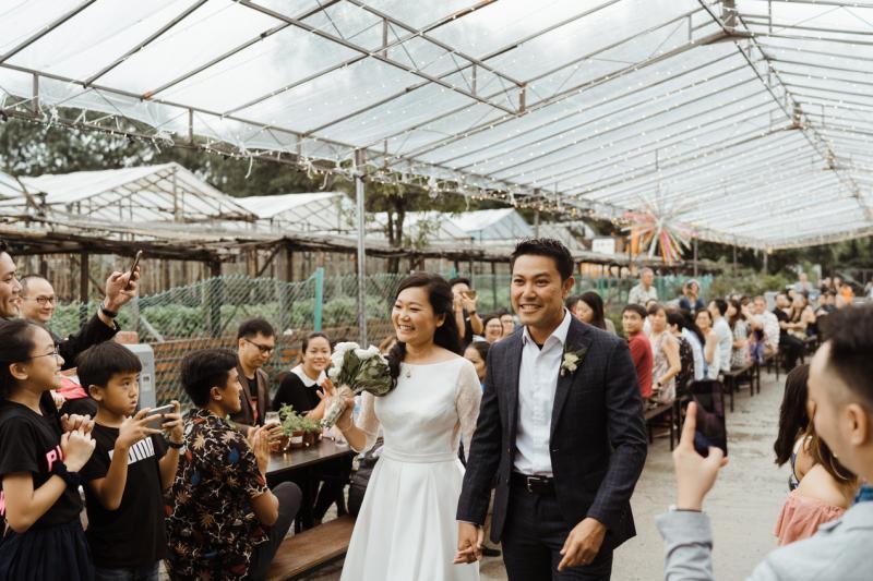 在亲朋好友的见证下,胡惠颖的婚礼于2019年底在农场举办。(受访者提供)