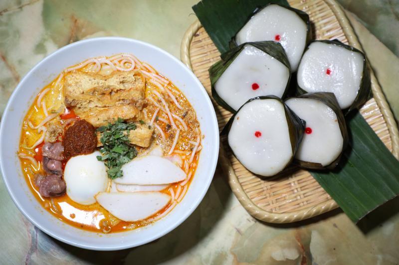 海南小吃的招牌薏粑(右)与海南叻沙。