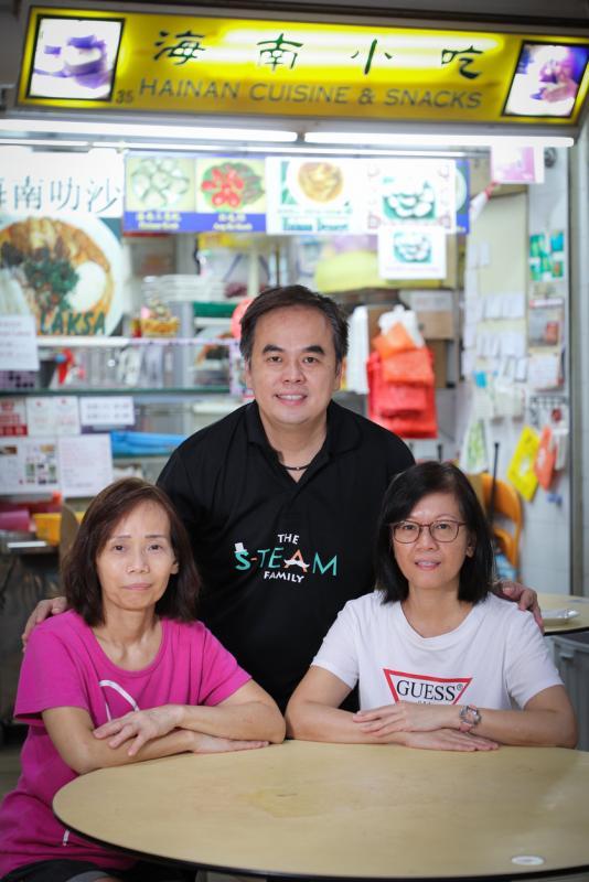 吴世美(左)接手海南小吃,姐姐吴施娇(右)和弟弟吴适名(中)偶尔也会来帮忙。