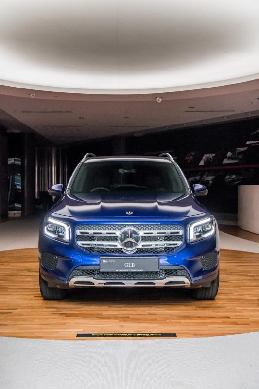 GLB车鼻大大的马赛地标志位于两条粗壮镀铬饰条之间。