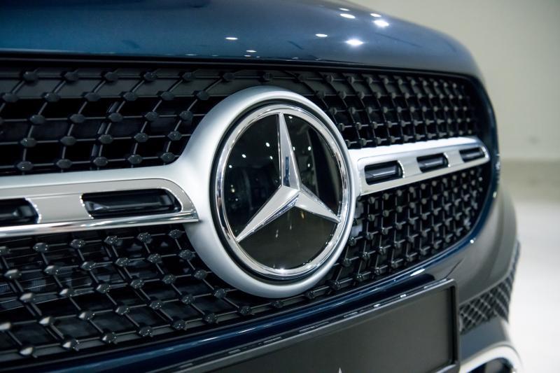 横向粗壮镀铬饰条和大气的马赛地车标霸占了GLA车鼻位置,由于只有一条镀铬饰条,看起来更鲜明时尚。