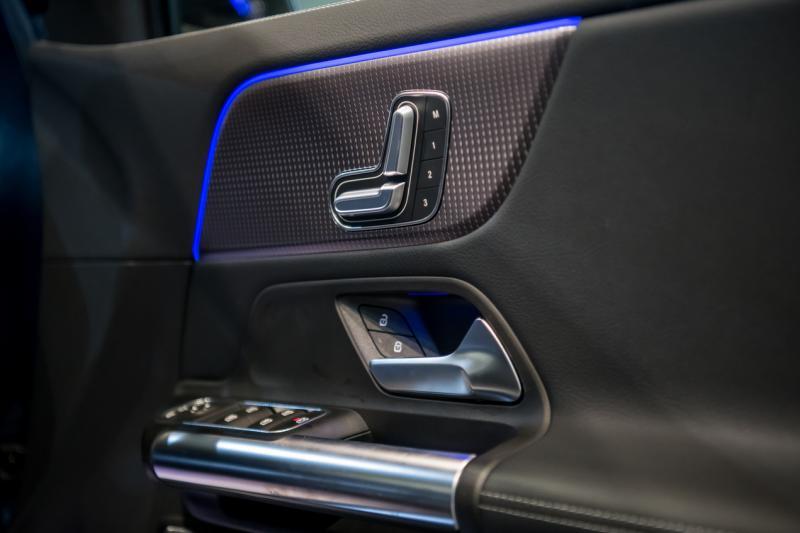 带多种主题风格的64色环境氛围灯是GLA车室的一个亮点。