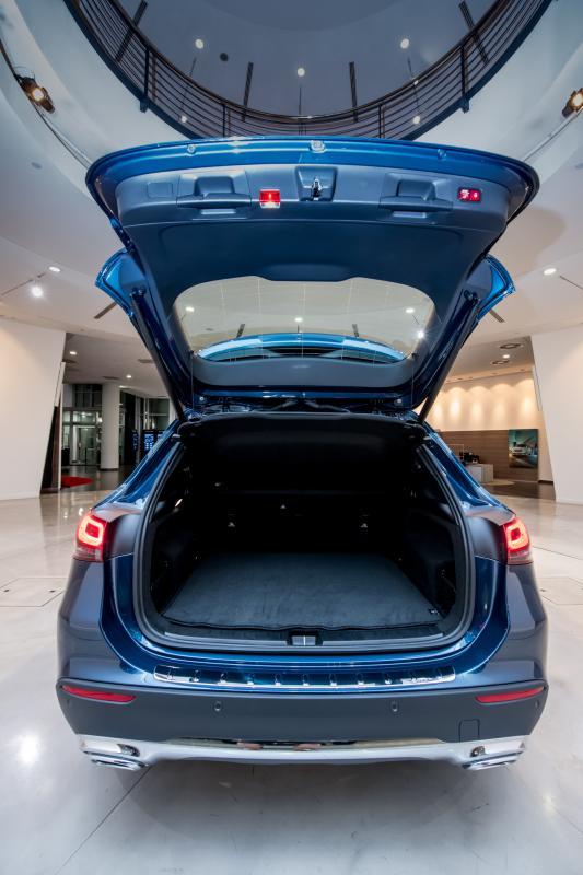 GLA行李厢的开口更宽,还增加了可感应开启的电动尾门。