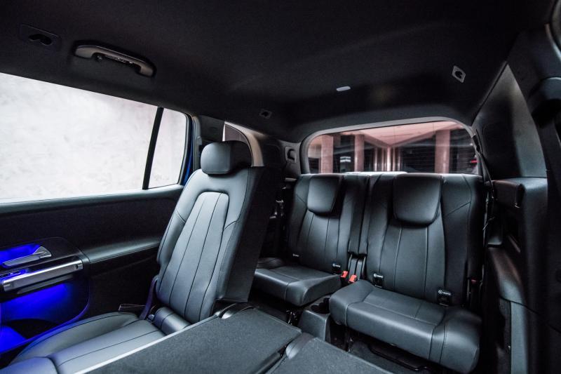 GLB的二三排座椅都能折叠,平直的车顶线条意味着第三排乘客的头部空间更充足。