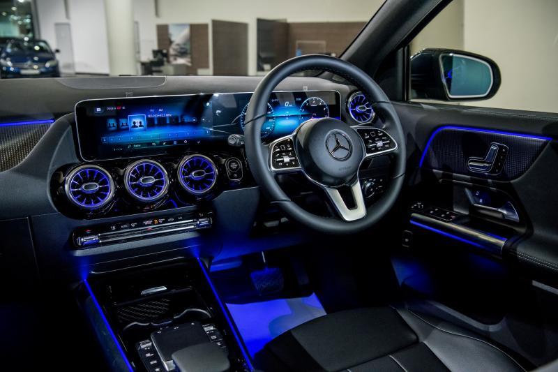 GLA车室10.25英寸的全数码仪表板下是飞机引擎叶片状空调出风口。