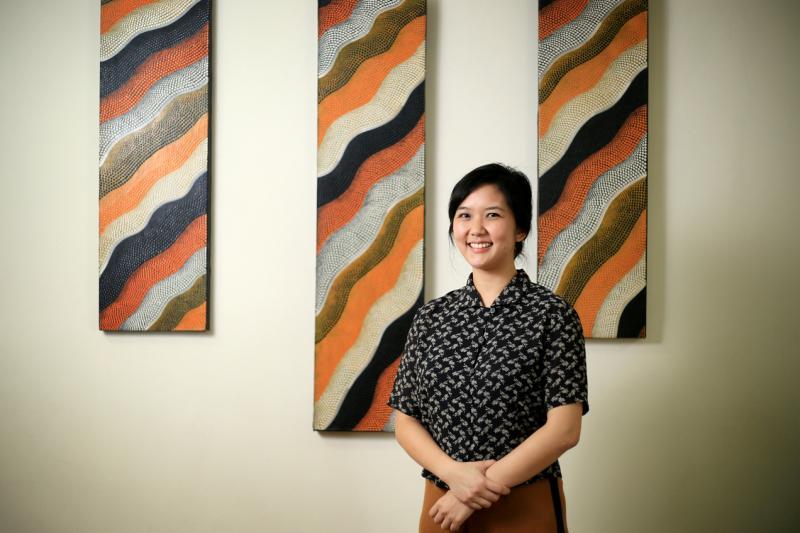 “微博物馆”创办人之一，蔡颖清希望透过藏家的个人故事照亮社会文化历史的不同层面。（龙国雄摄）