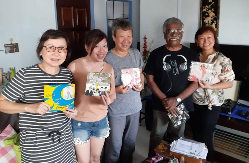 公众与本地60年代唱片藏家Joseph（右二）交流。（微博物馆提供）