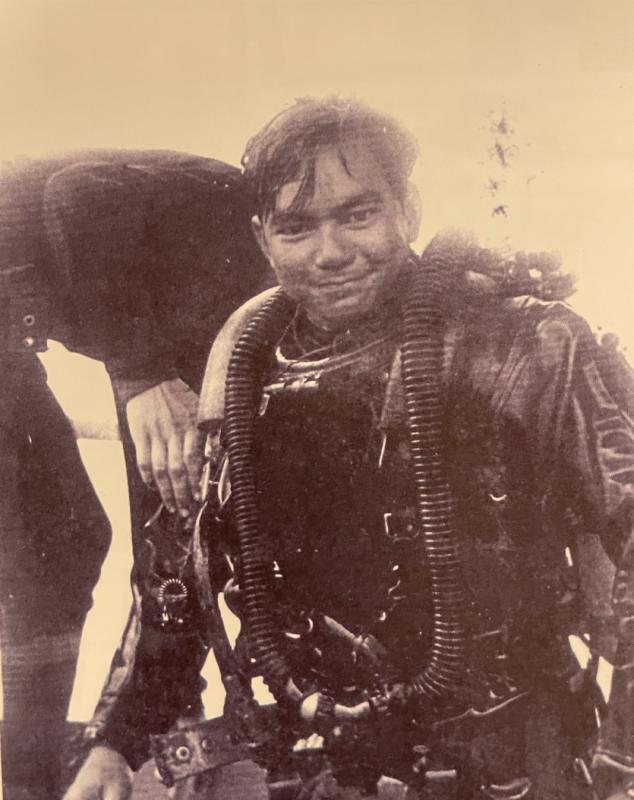 黄锦基年轻时被我国武装部队派去英国皇家海军学习潜水，回新后参与设立新加坡首个海军潜水队。（受访者提供）