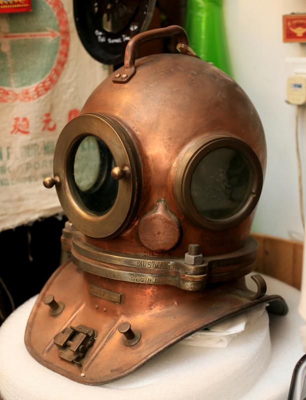 古董潜水头盔。（龙国雄摄）