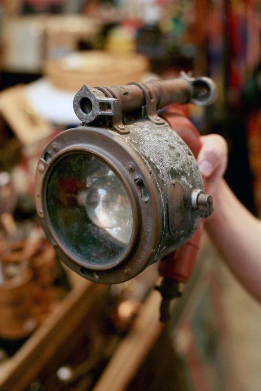 摩尔斯电码传送灯。（龙国雄摄）