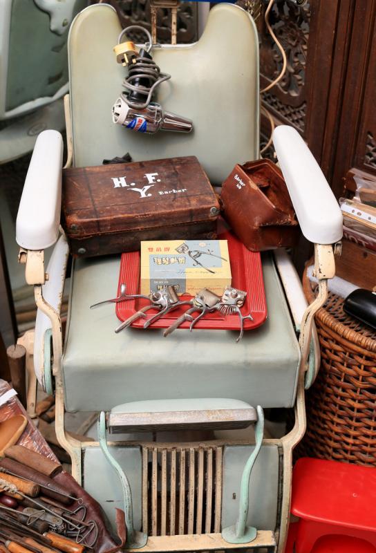 黄锦基也收藏我国先驱工匠与消失中行业的工具，例如理发师工具。（龙国雄摄）