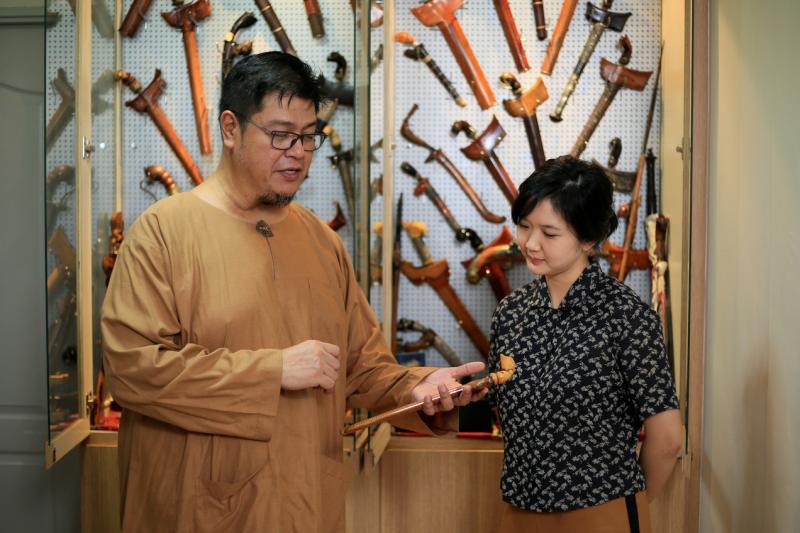 苏海米（左）在家打造了一面玻璃橱，展示他珍藏的“克里斯”，他与“微博物馆”的蔡颖清合作多年，传承民间文化。（龙国雄摄）