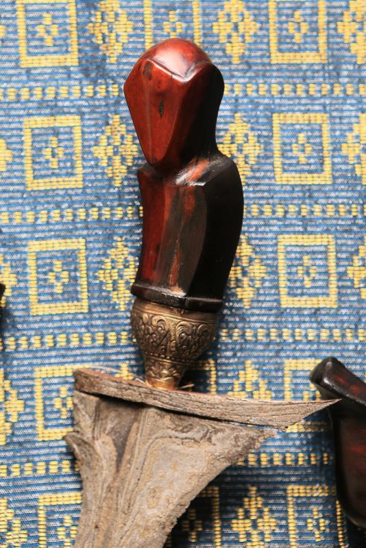 这刀柄设计称为“含羞的公主”，学者相信是抽象化的复仇女神杜尔迦的造型。（龙国雄摄）