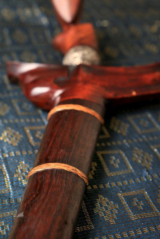 剑鞘上的藤编手艺极为精致，今日懂得这技艺的工匠少之又少。（龙国雄摄）
