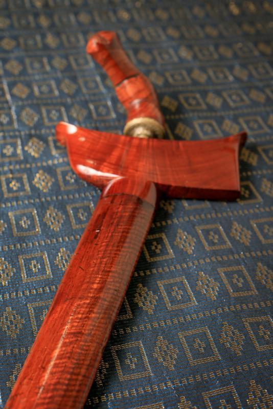 这把剑使用马来西亚生长在岩石间的贵重黄金木制成，其美丽的木纹是在岩石压力下形成的。（龙国雄摄）