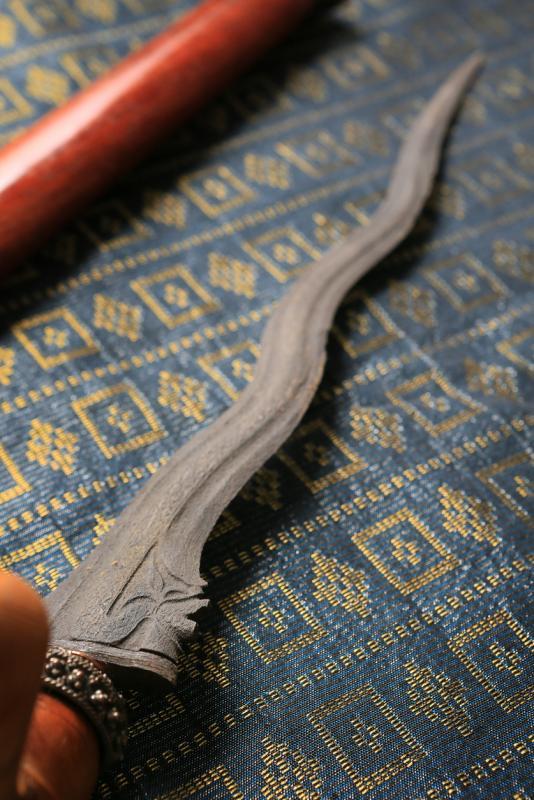 铸剑师在靠近剑柄的肩部雕了一张人的侧脸，经苏海米提起，才发现这隐藏的细节。（龙国雄摄）