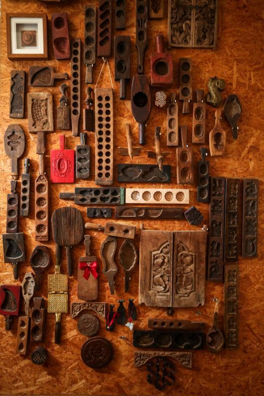 这面糕饼模具展示墙是陈真水已故夫婿为她打造的。（叶振忠摄）