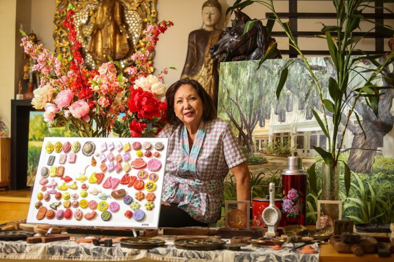 陈真水创意地将陶土倒进糕饼模具，上色制成“陶饼”磁铁，发展成独特的文创品。（叶振忠摄）