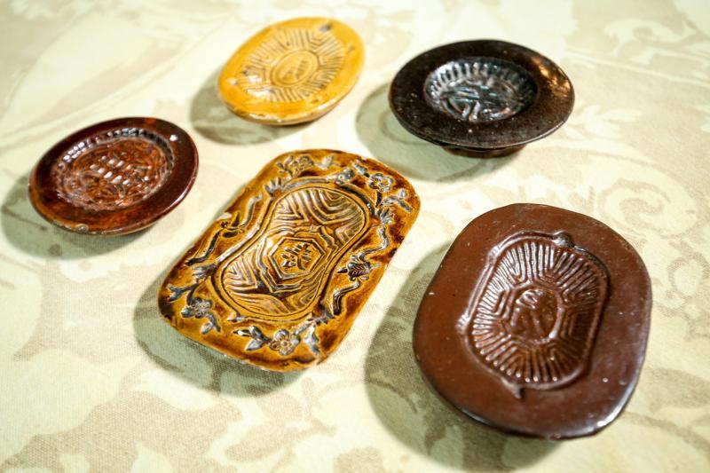 陈真水最有价值的收藏是这套古董瓷制糕饼模具，带有华人文化元素的八仙符号。（叶振忠摄）