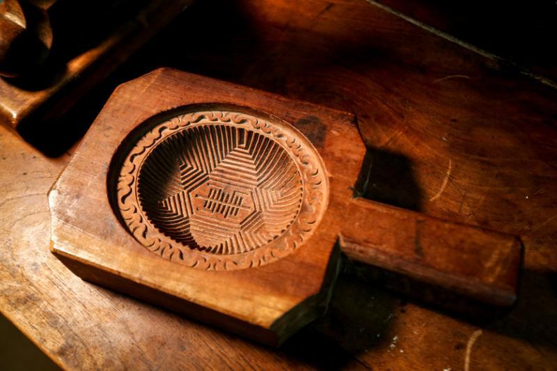 陈真水收藏的第一件糕饼模具，雕工精致得可媲美古董家具的红龟粿的模具。（叶振忠摄）