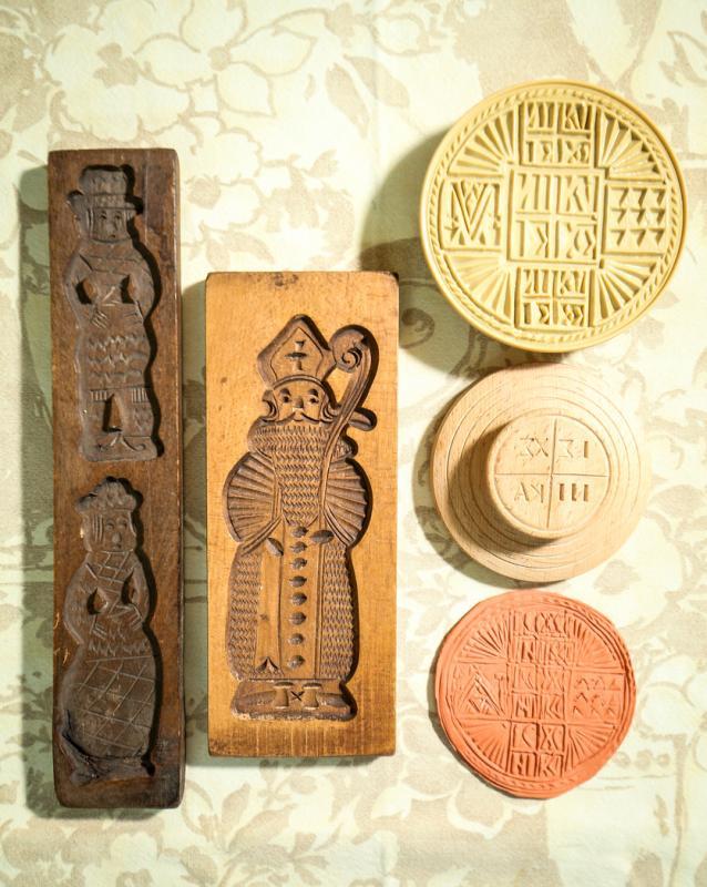 三款外国模具（左起）：男孩女孩求爱饼模；圣尼各拉造型饼模；以及印制圣餐面包的模印。（叶振忠摄）