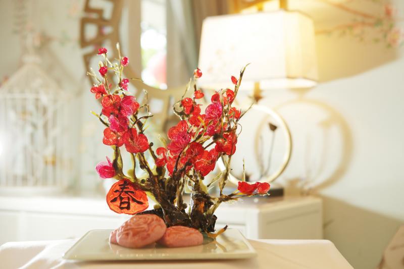 本地中餐馆大厨们更发挥创意和艺术细胞,加入装饰作品或在摆盘上精心设计