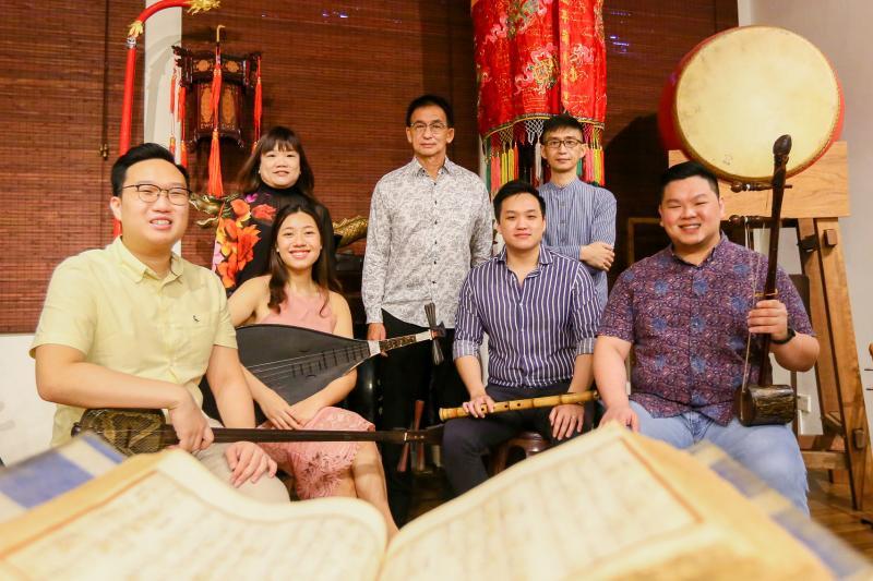 新旧两代南音人，一起探讨南音的未来。前排左起是年轻乐手萧铭锋、林明依、萧铭贤和谢锦祥。后排左起：湘灵执行总监王碧玉，社长丁宏海和艺术总监林少凌。（施策文摄）