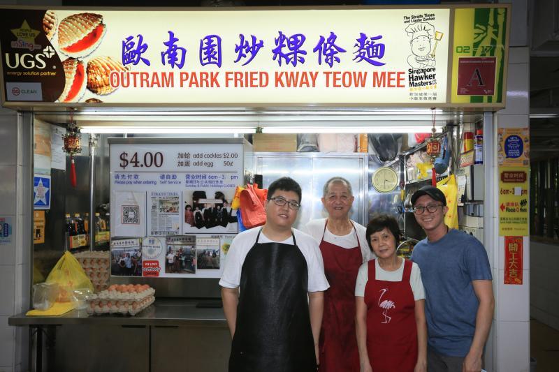 欧南园炒粿条面第二代摊主黄振财一家四口。