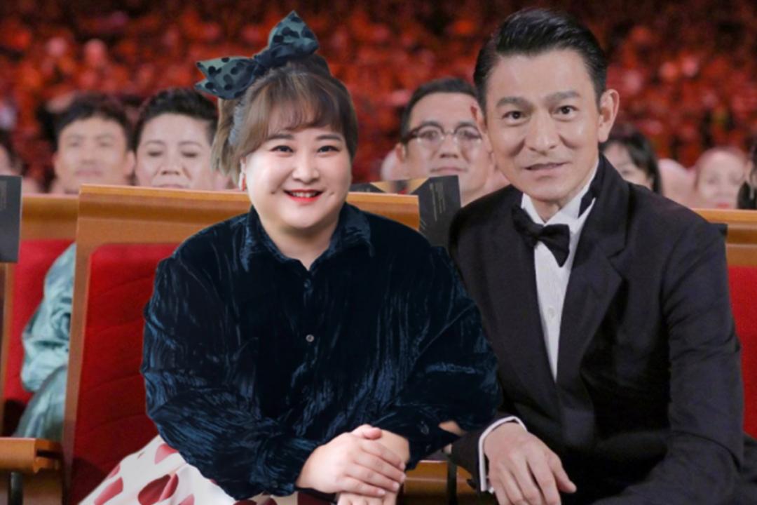 贾玲以粉丝身份为偶像兼对手的刘德华加油。(互联网)