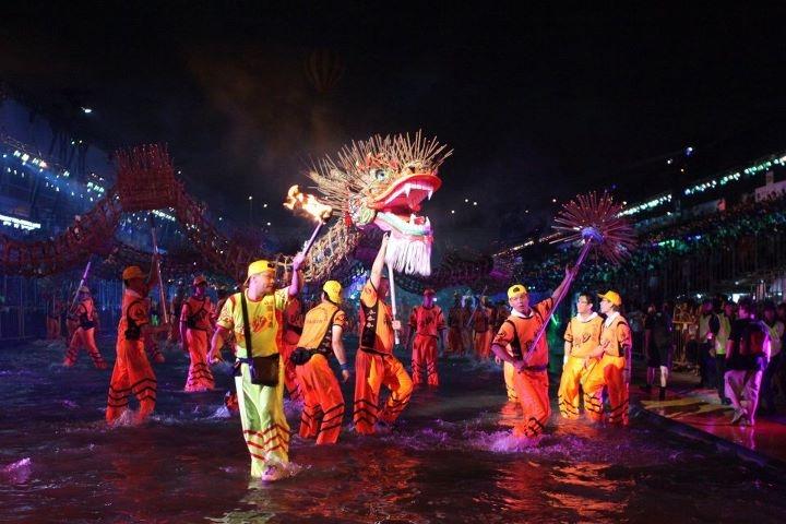 2012年妆艺大游行在水中游行，是醒狮团一次难忘的高难度演出。（万山福德祠提供）