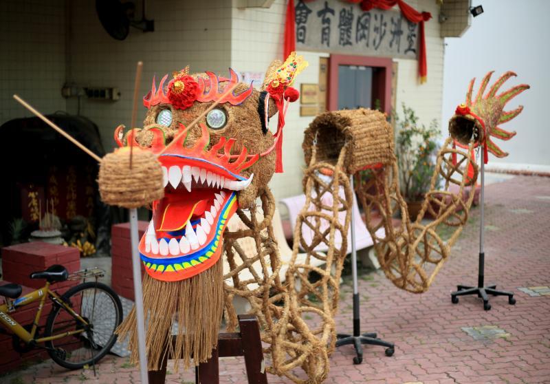 沙冈万山福德祠旁的集装箱仓库内“闭关”超过一年的火龙，因为记者到访，其中一部分才有机会出来晒晒太阳。（龙国雄摄）