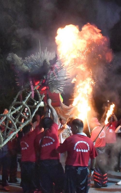 舞火龙过程中特别制造的“喷火”效果，带动现场观众的激昂情绪。（档案照）