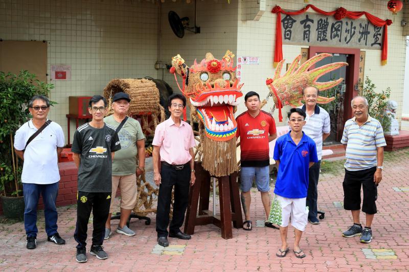 沙冈万山福德祠理事兼醒狮团武术教练吕志河（左起）、副主席兼醒狮团教练何伦良、总务兼醒狮团理事叶松青、主席兼醒狮团发起人甄福常、理事兼青年团副主任黄永良、理事兼醒狮团财政甄俊杰、财政兼醒狮团主席司徒国勇及理事庄德俊，都为舞火龙的文化传承做出贡献。（龙国雄摄）