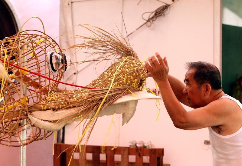 冯景源师傅制作龙头和龙尾骨架没有草图，整个结构都在他脑海里，照片摄于2012年。（档案照）