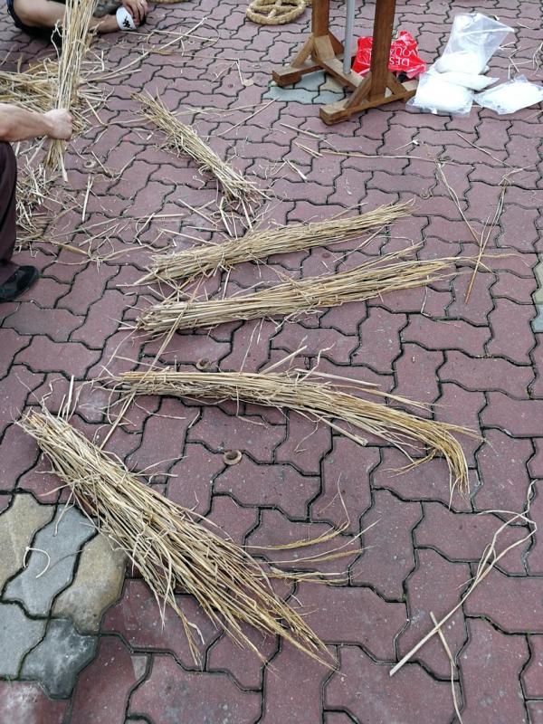 来自中国福建的稻草扎成束后，再捆绑在火龙骨架上。（万山福德祠提供）