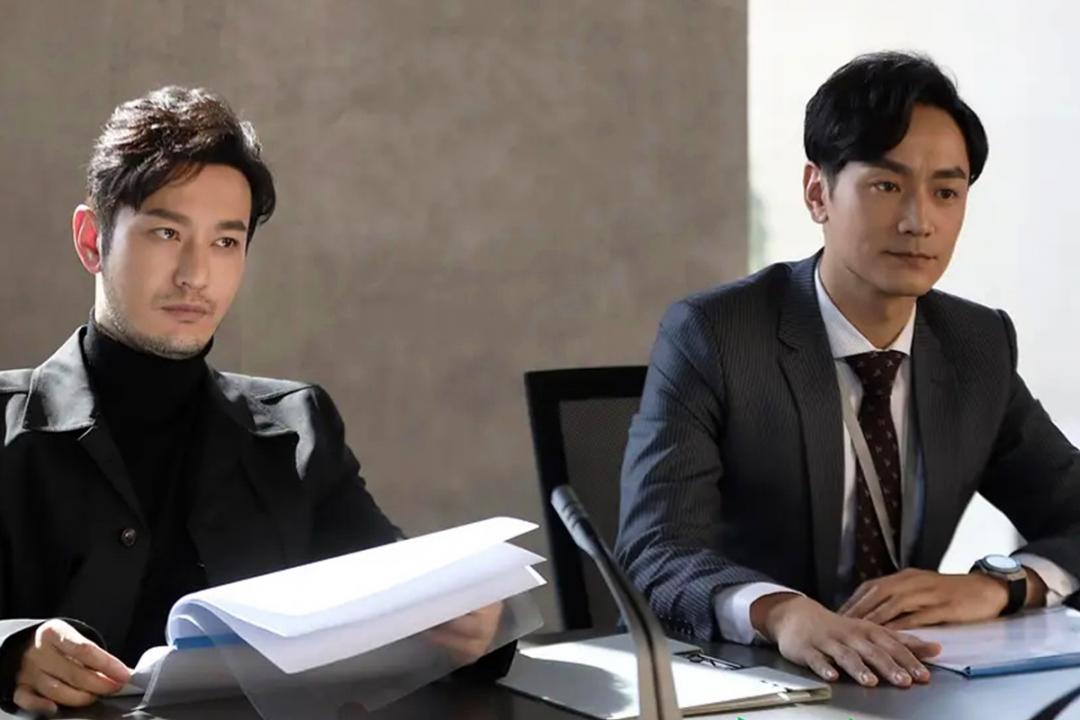 林佑威(右)剧中与黄晓明饰演的危机公关专家联手摆平一件件公关危机事件。(互联网)