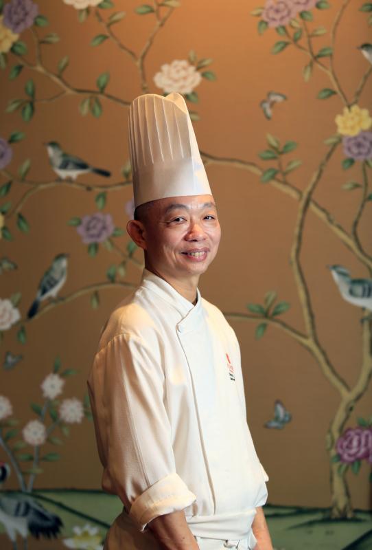 华厅主厨钟立辉：煮鱼的关键在于刚好熟。（龙国雄摄影）