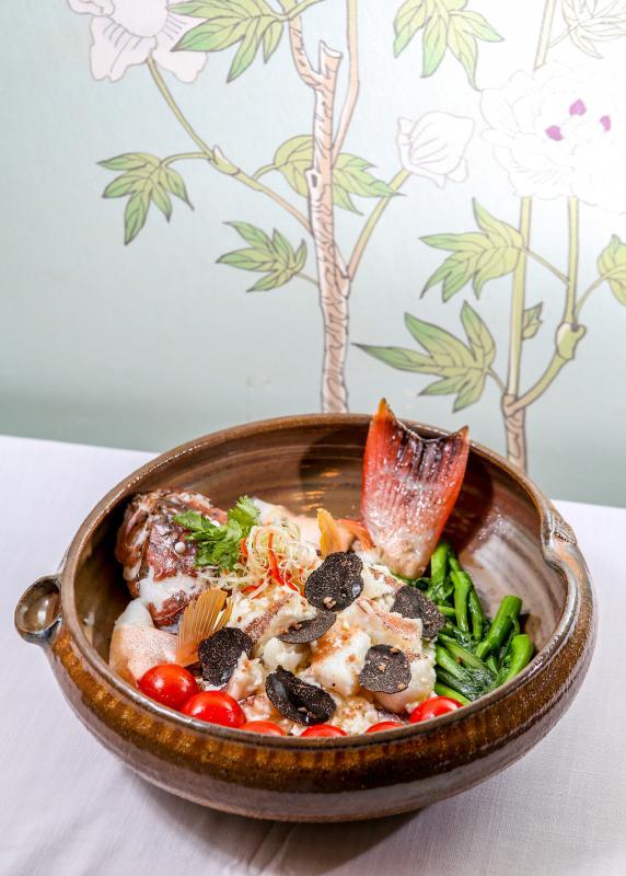 玉楼的松露芙蓉泡斑球伴时蔬的摆盘具艺术气息。（叶振忠摄影）