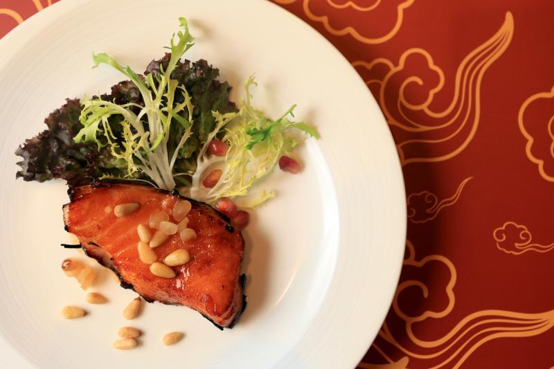 李白餐馆的麦冬焗鲈鱼。（龙国雄摄影）