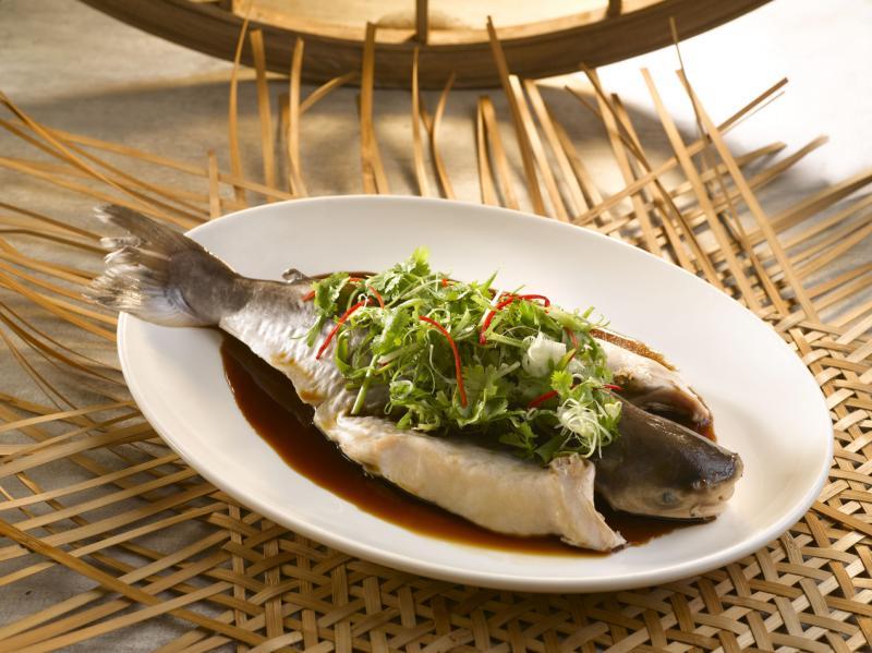 三盅两件的港蒸八叔公鱼。