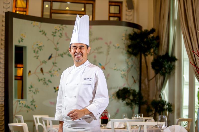 擅长陶艺的玉楼行政总厨梁志贤自制陶瓷盘盛装过年鱼料理。（叶振忠摄影）