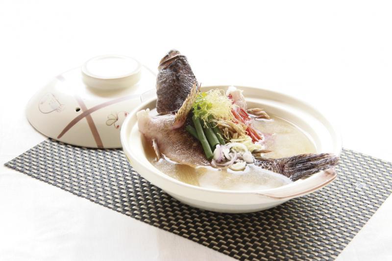 长堤海鲜餐馆的砂煲生焗野生游水笋壳，代表顺顺利利。