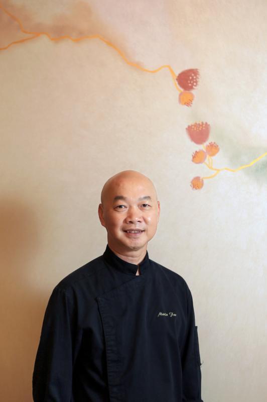 翡翠餐饮集团执行总厨符兴毅选多宝鱼料理为年菜，寓意多财、多福、多运。（龙国雄摄影）