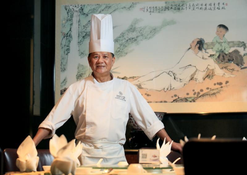 李白执行主厨钟耀明通过焗、蒸和炸三种烹调手法，呈现鲈鱼的不同风味。（龙国雄摄影）